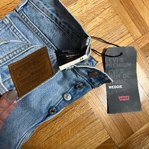 HIGH RISE LEVIS “WDGIE” JEANS!
Unworn with tags!